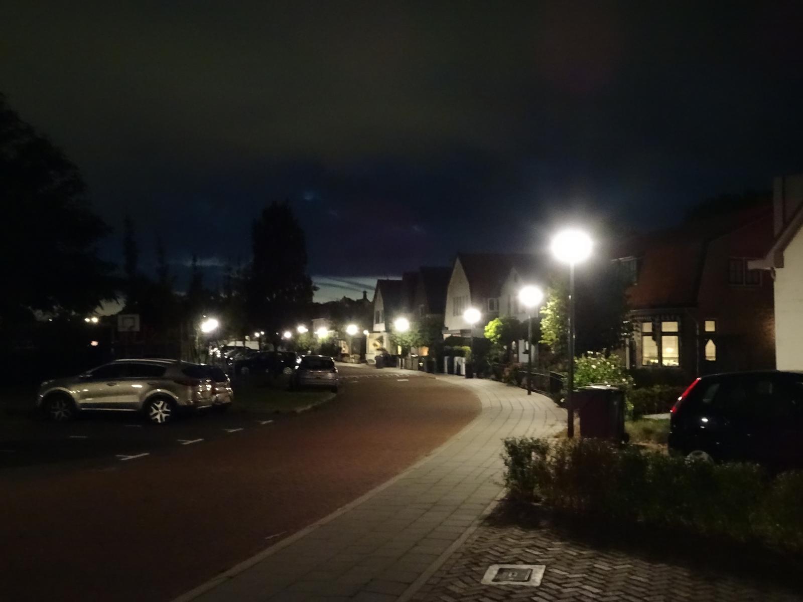 Diamond langs de gebogen woonstraat bij nacht