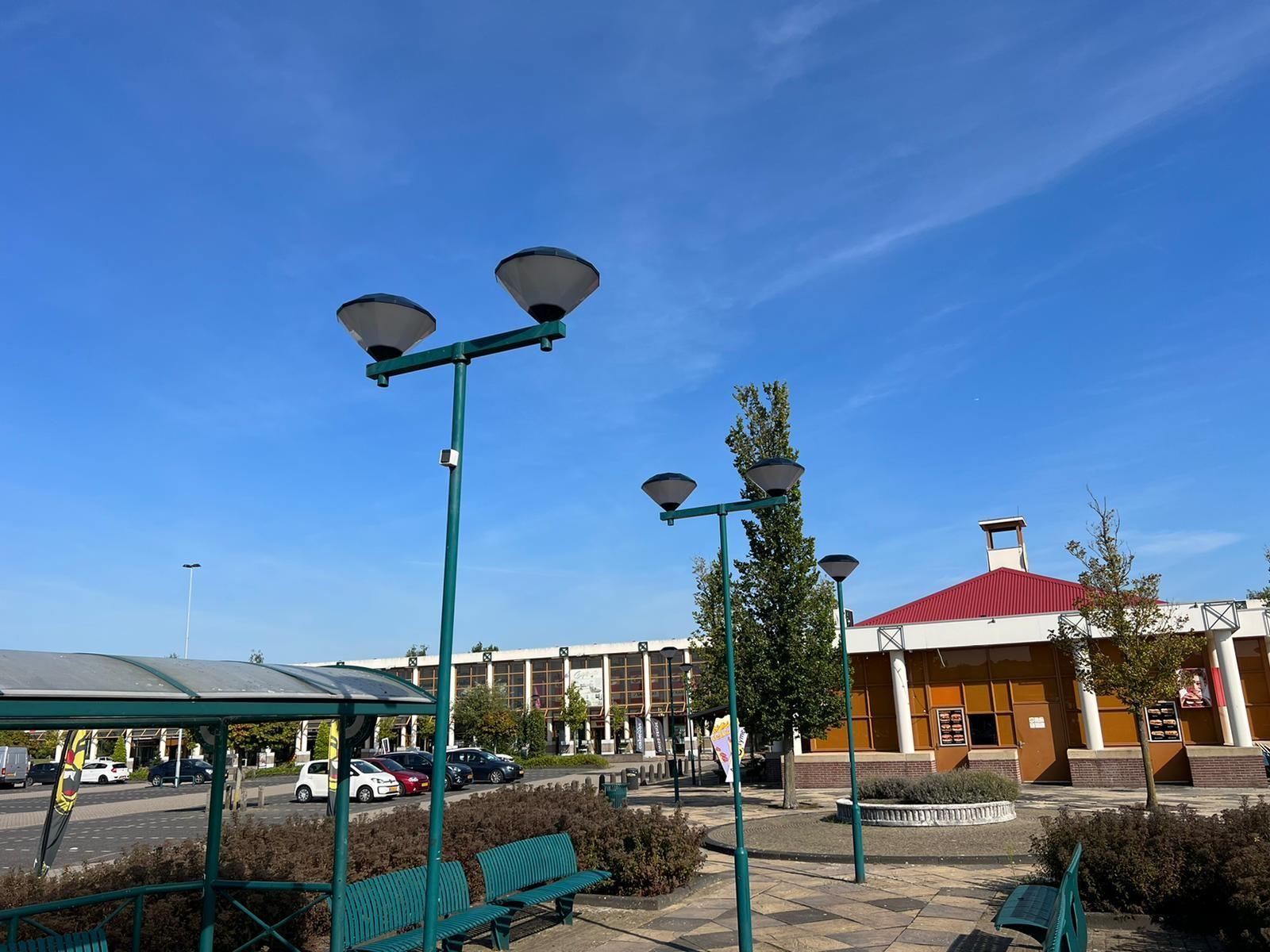 Diamond op het zonnige winkelplein