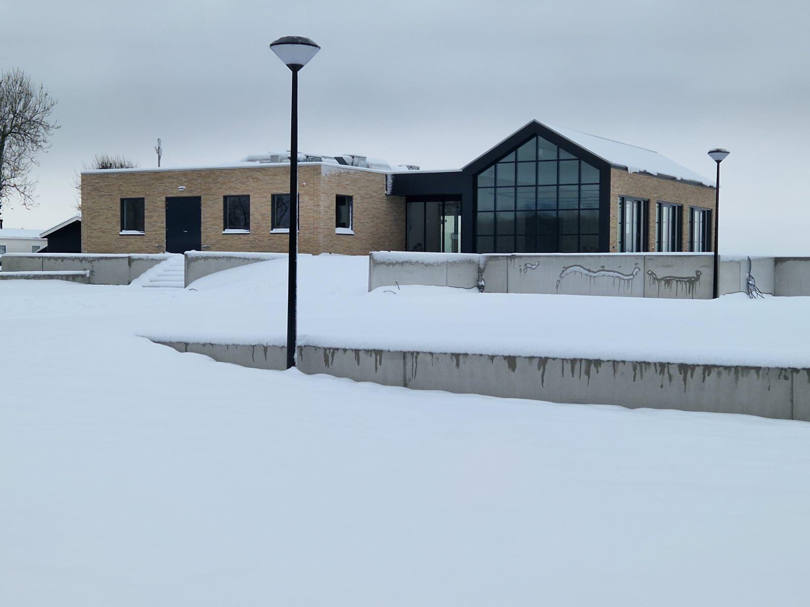 Diamond in de sneeuw bij het moderne pand