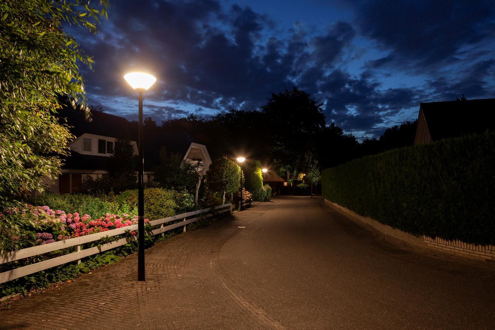 Diamond in de avondlijke woonstraat