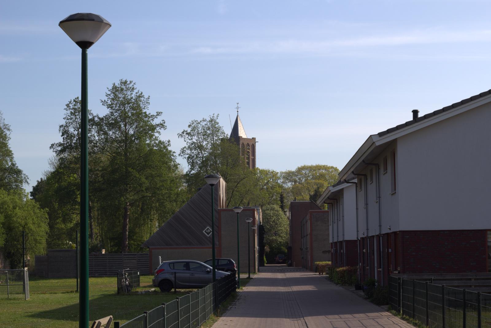 Diamond in de woonstraat met zicht op de kerktoren