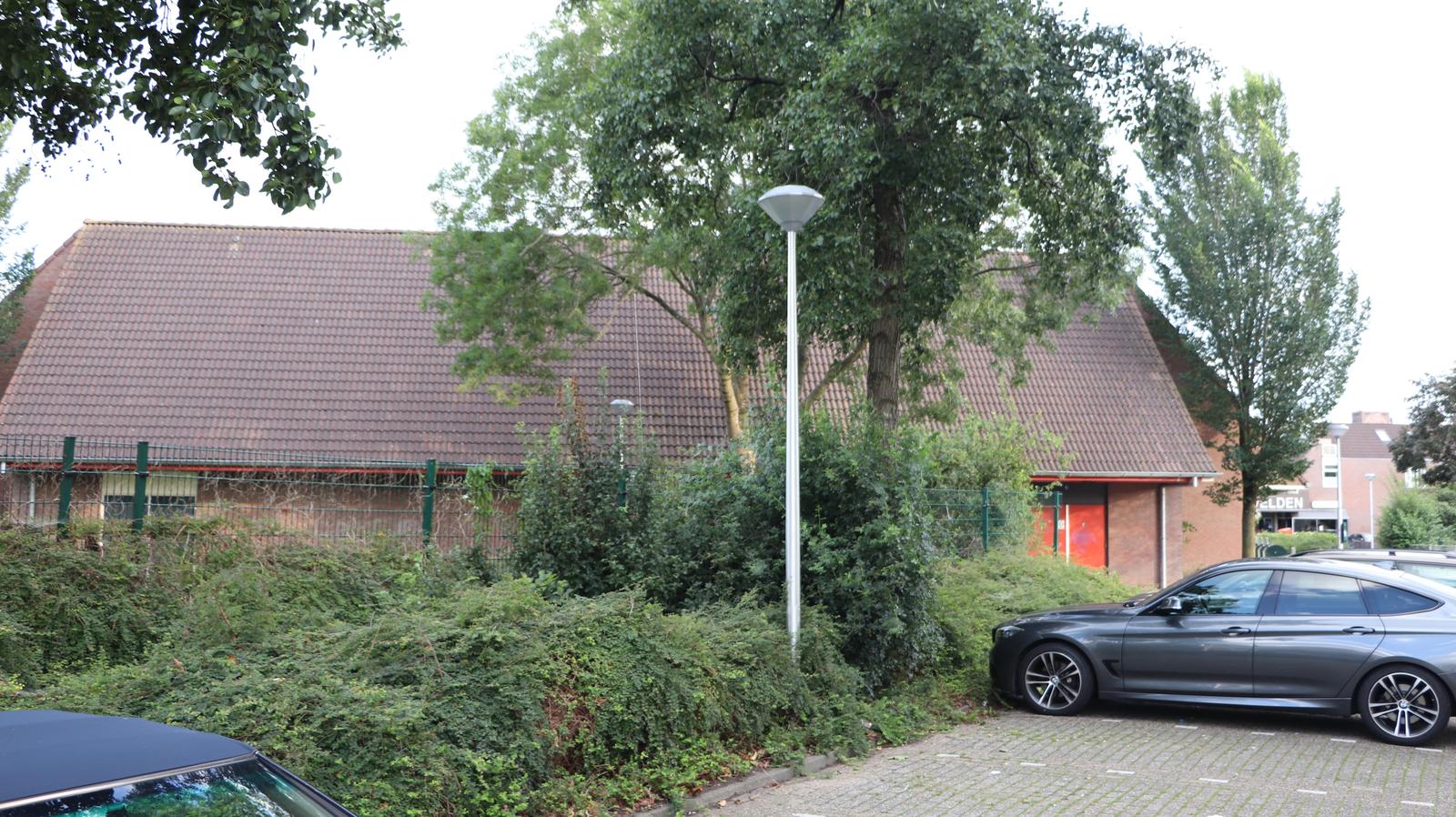 Diamond bij het groene parkeerterrein