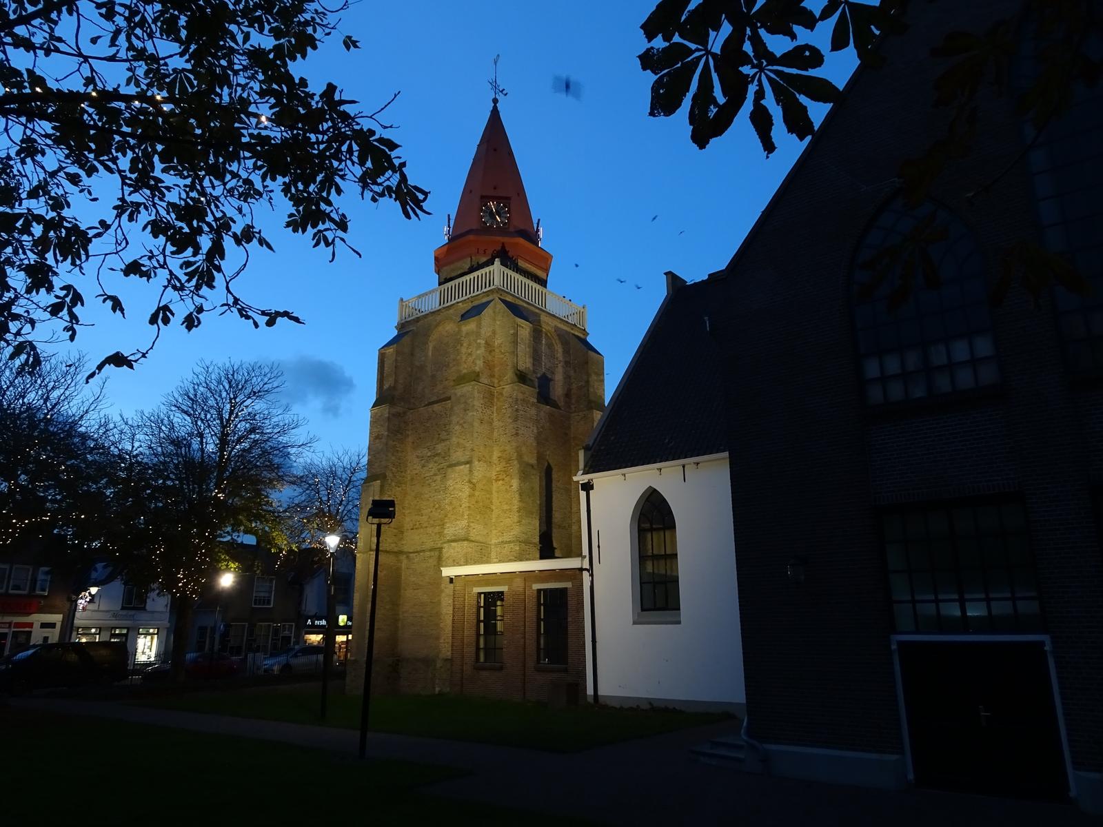 Kaus bij de historische kerktoren