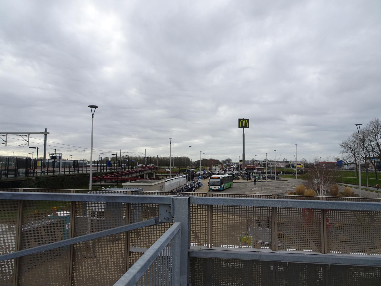 Lang rond het stationsplein