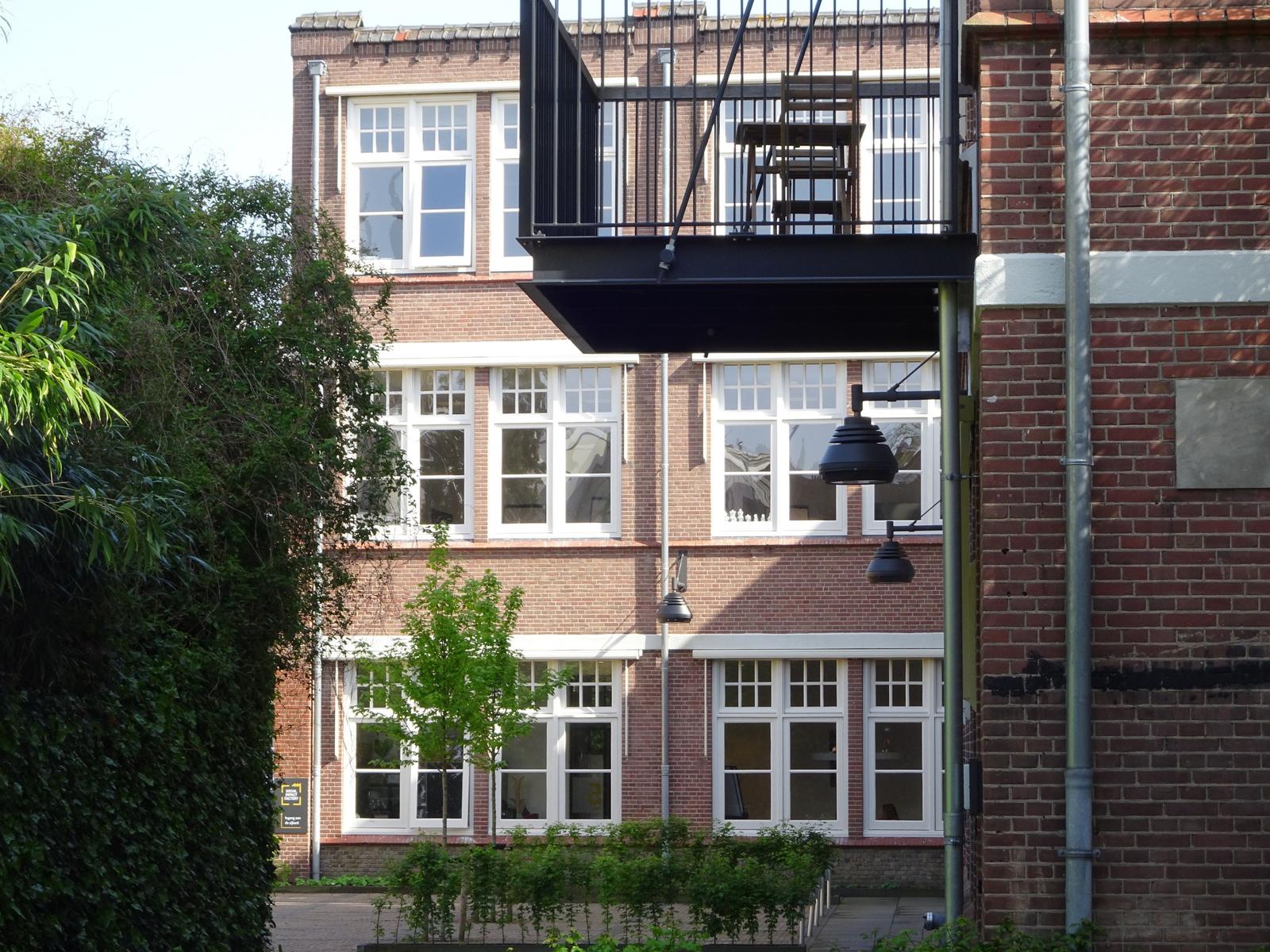 Light 24 op de groene binnenplaats