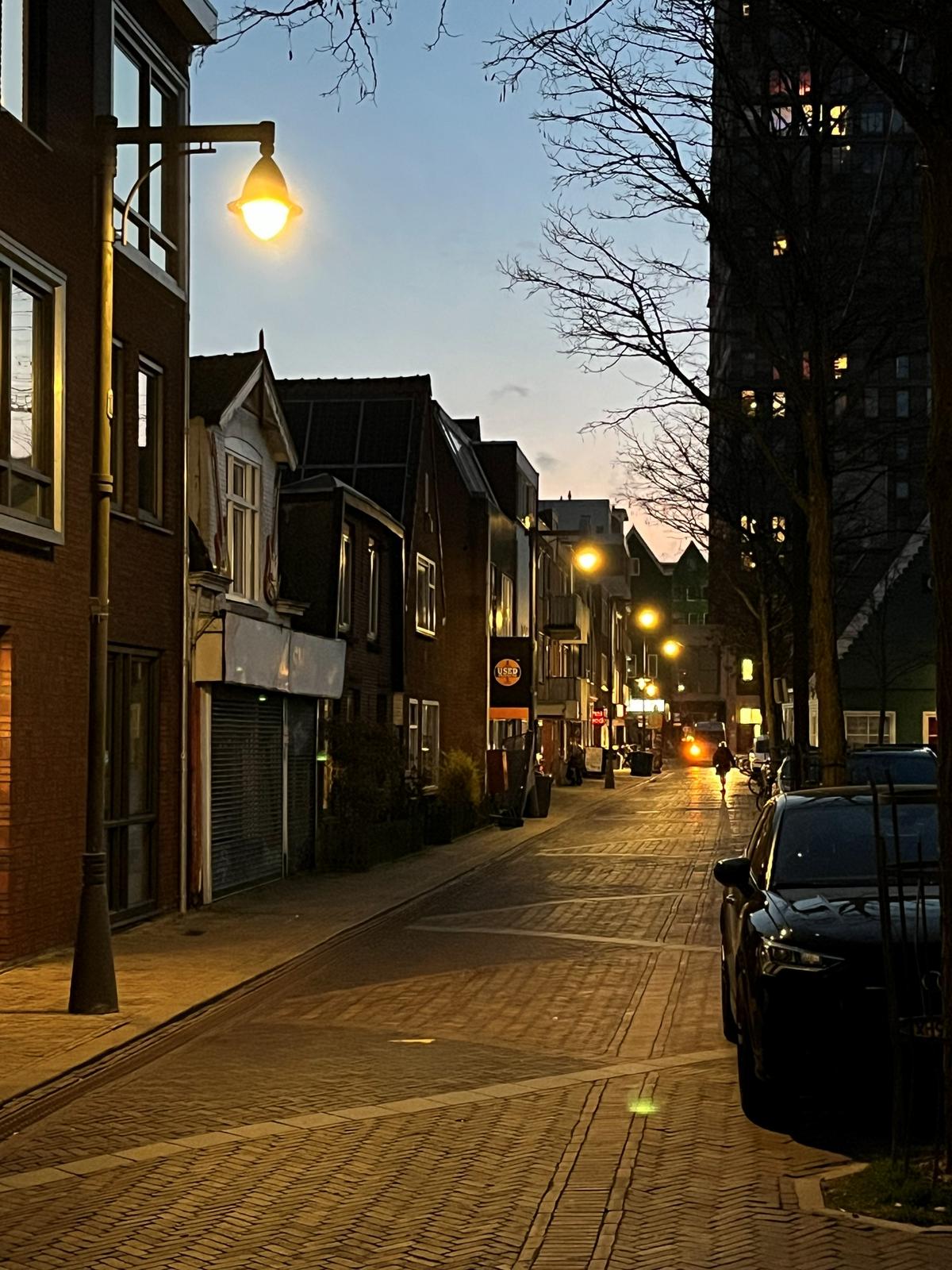 Light 31 in de avondlijke winkelstraat