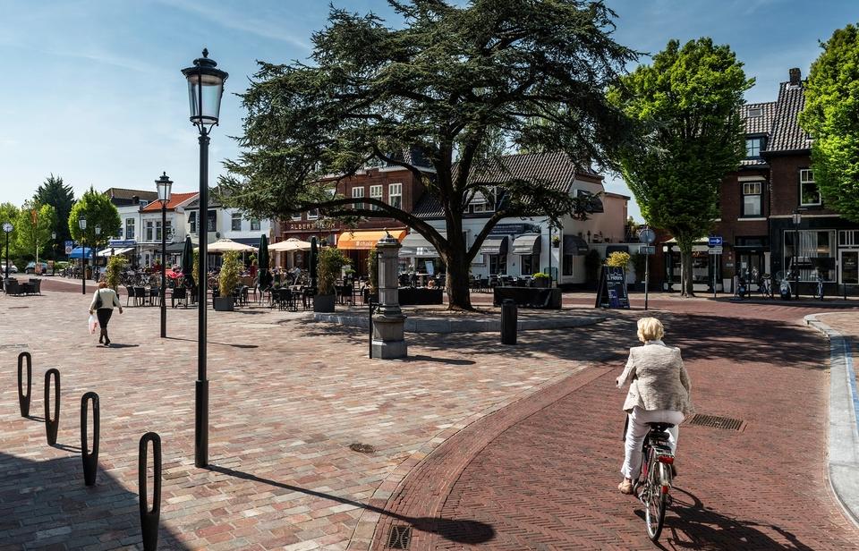 Light 600 op het zonnige dorpsplein