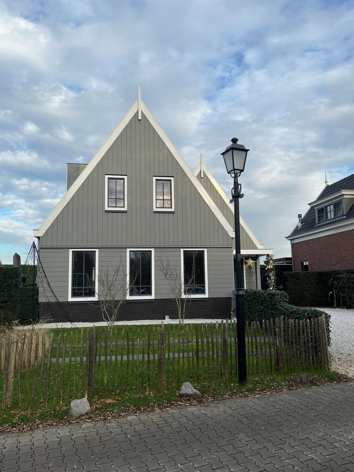 Light 803 bij de houten gevels