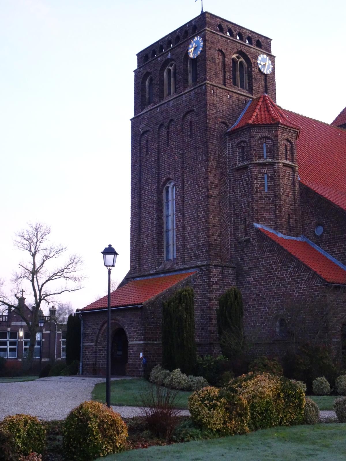 Light 803 aan het kerkpad in de schemering