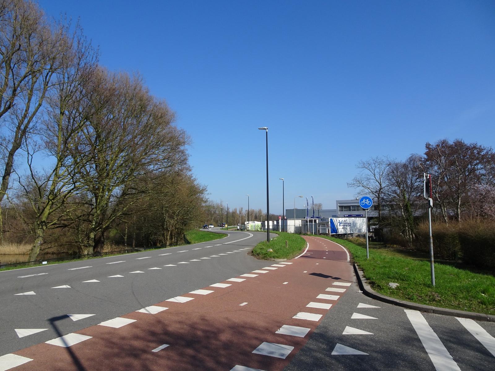 Midi langs de weg met vrijliggend fietspad