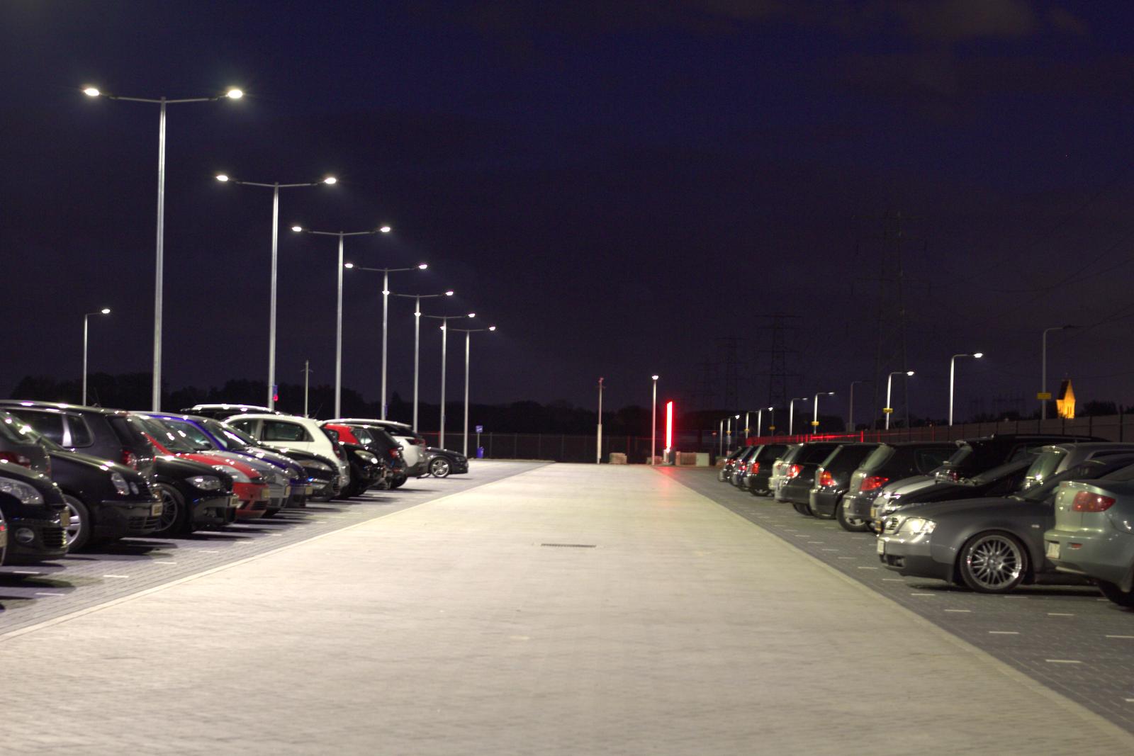 Midi op het parkeerterrein bij avond