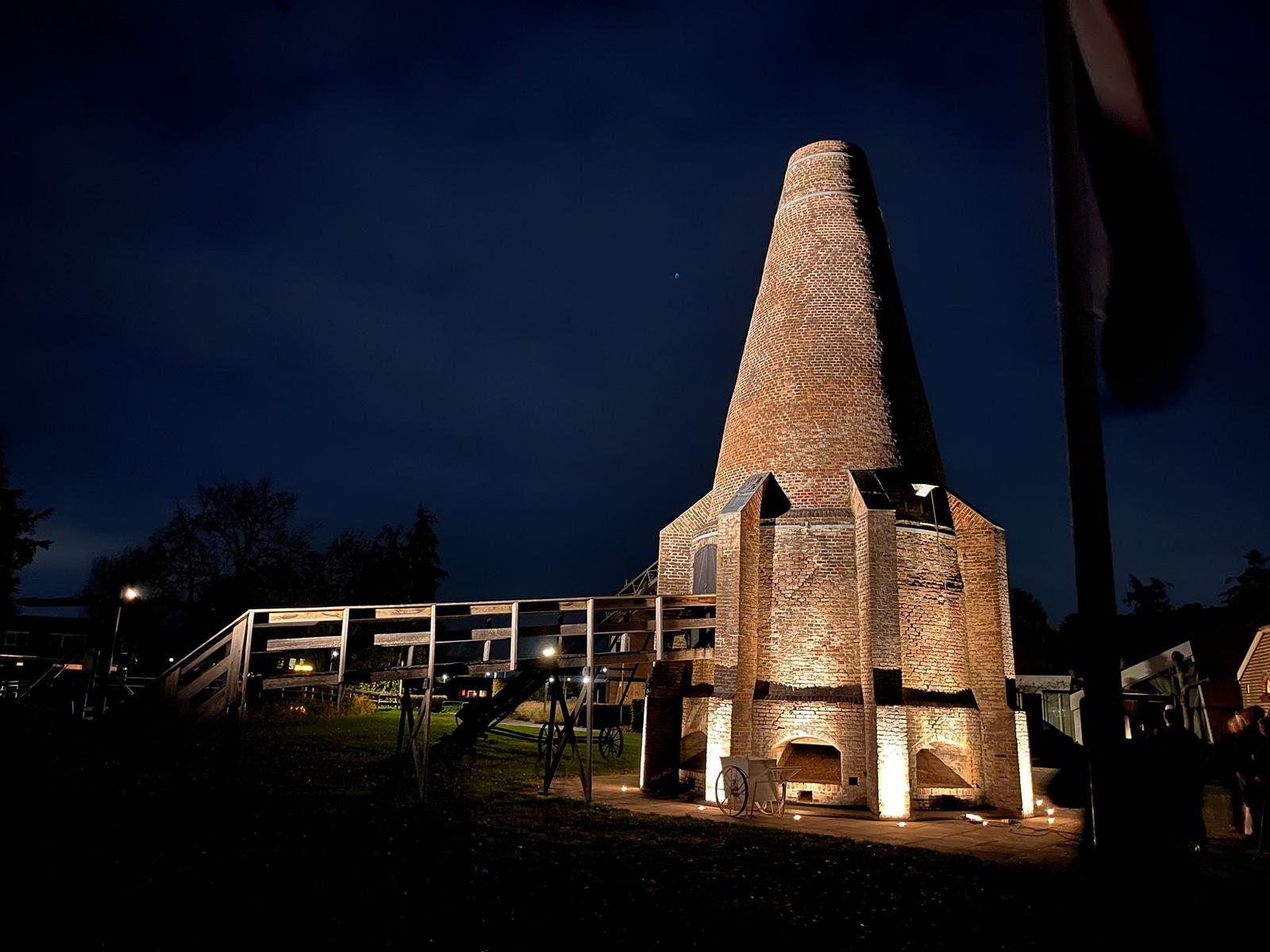 Nebula bij het aangelichte historische monument