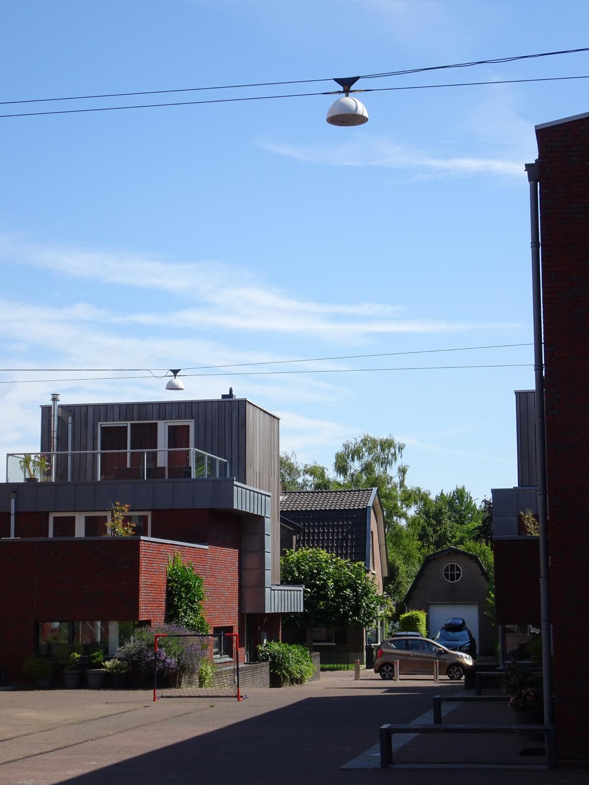 Nova boven de moderne woonstraat