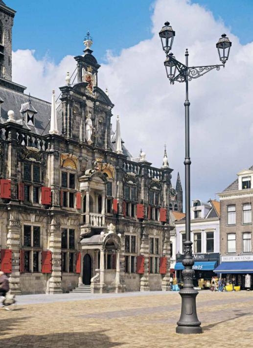 Klassieke kandelaber op het historische stadsplein