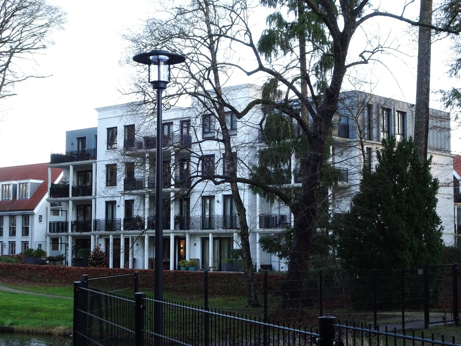 Terra bij het witte appartementengebouw