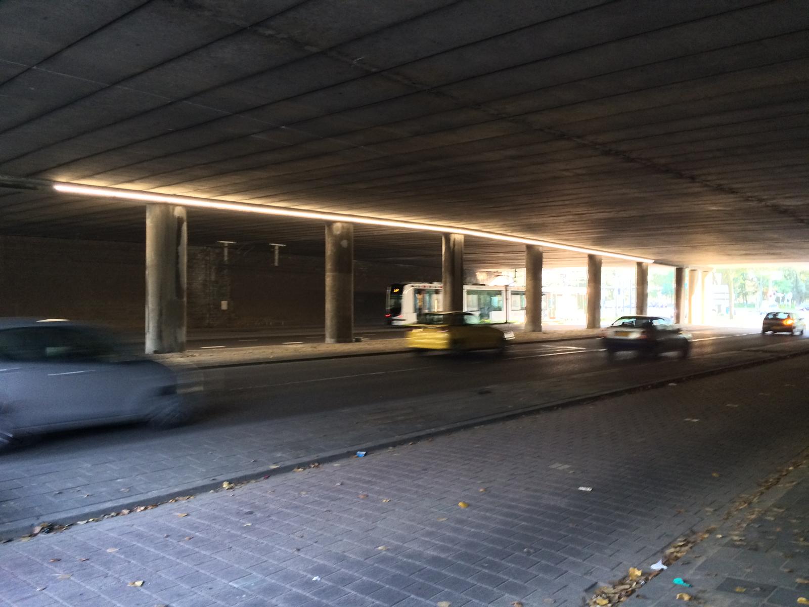 Tube onder het brede verkeersviaduct